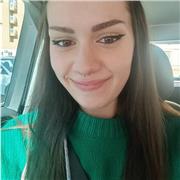 Maestra con Grado de Educación Primaria, cursando un Máster y con certificado B2 de inglés.